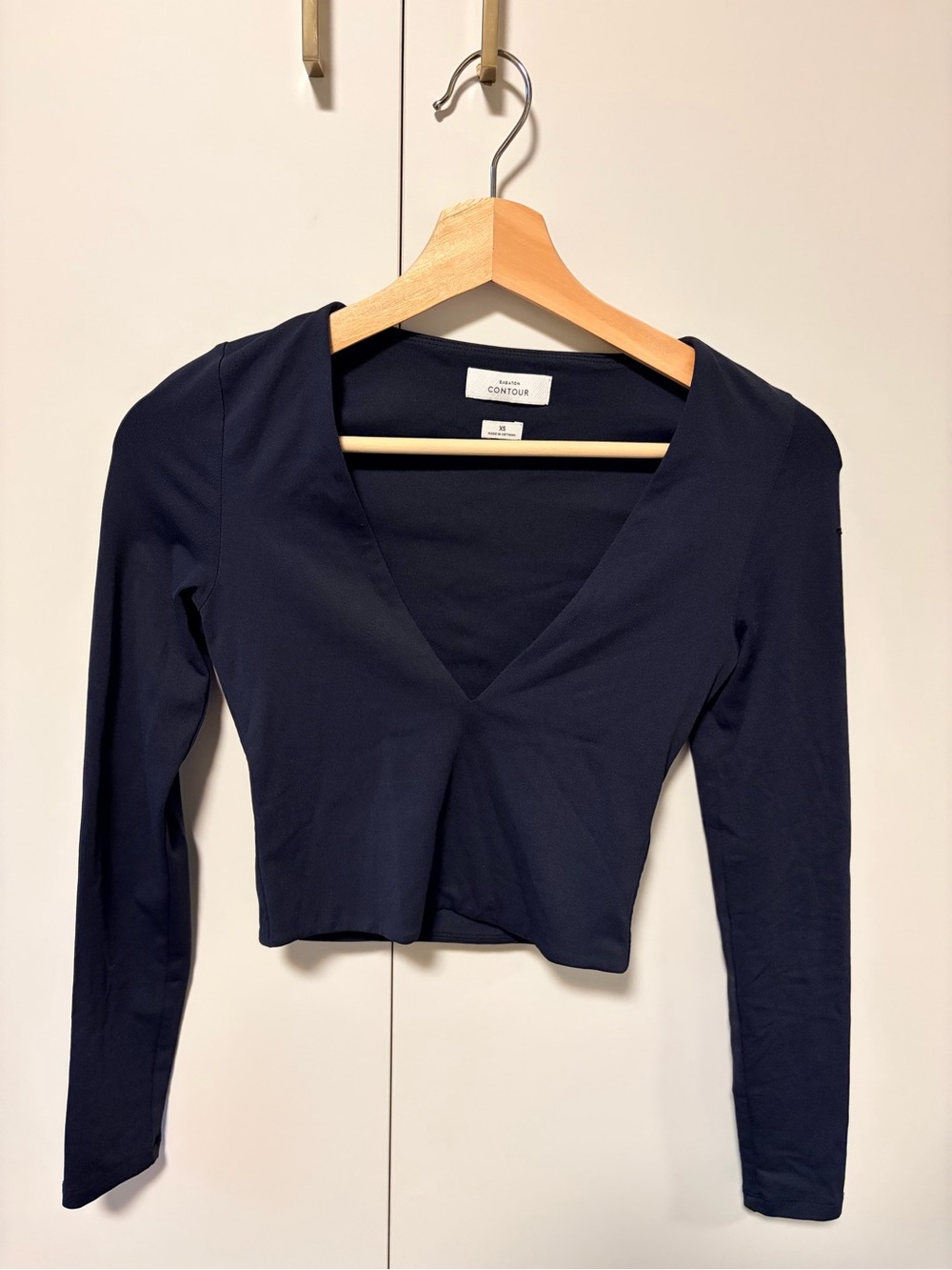 Babaton Navy Long-Sleeve V-Neck Crop Top